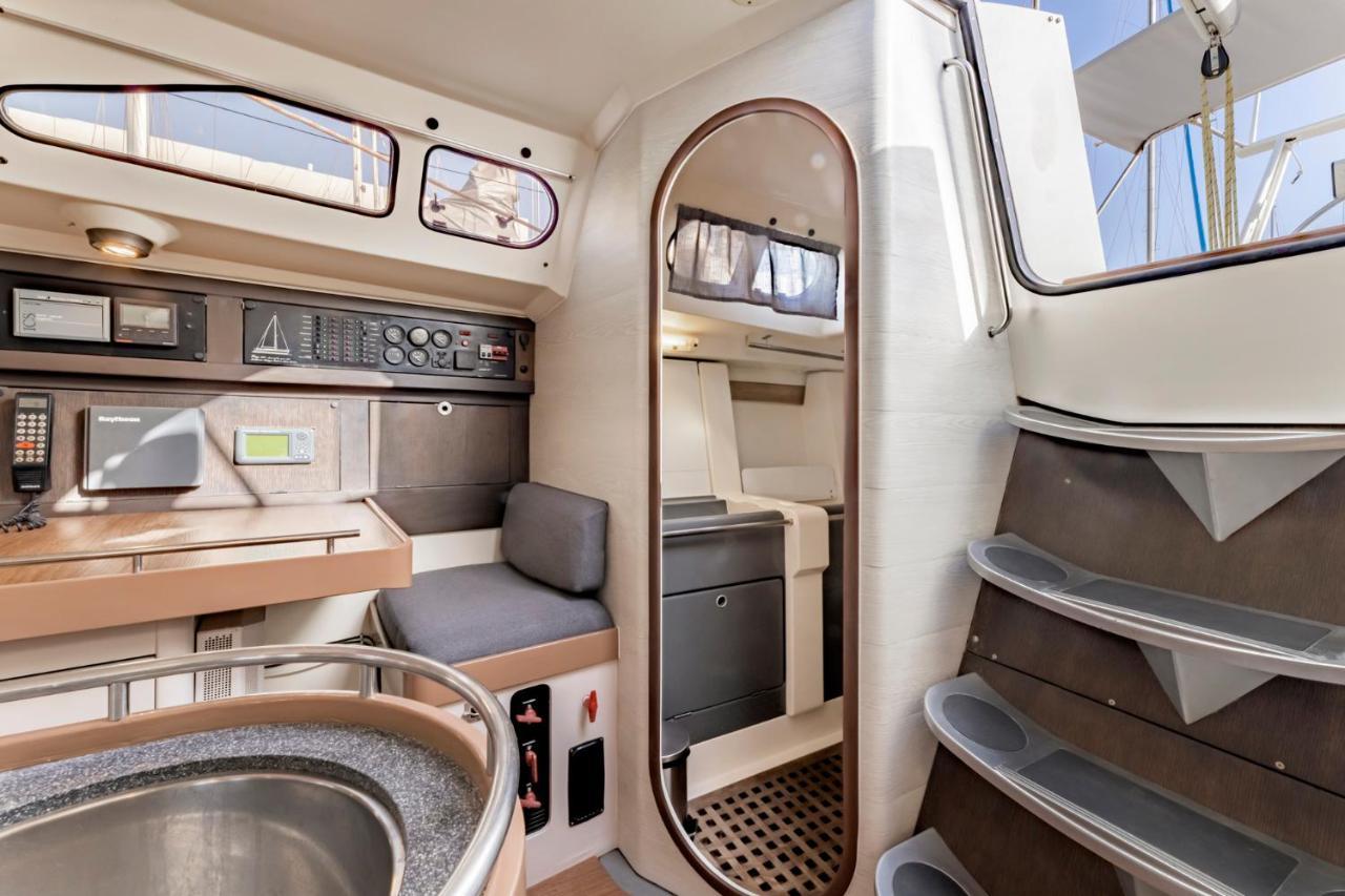 Relaxing Stay On A 38Ft Sail Yacht アレシフェ エクステリア 写真