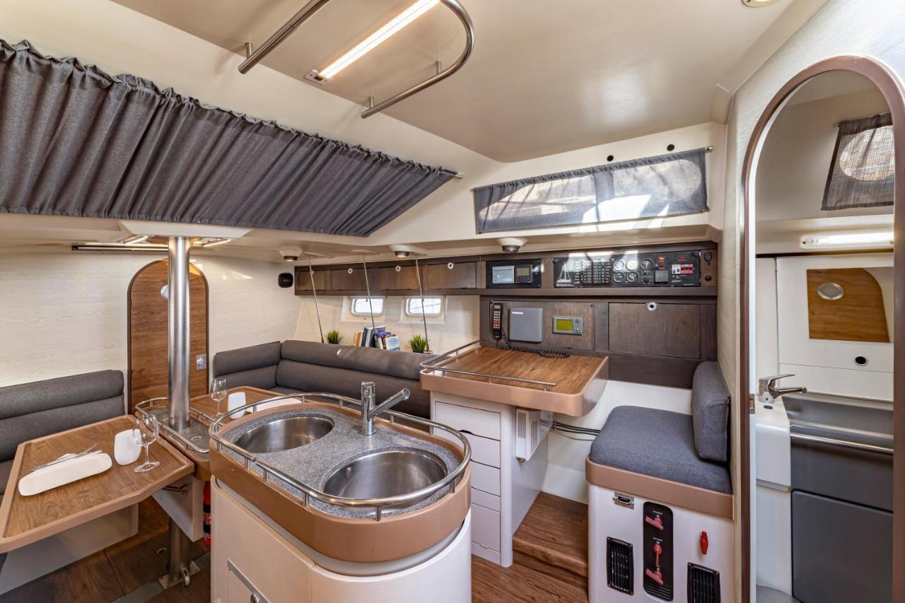 Relaxing Stay On A 38Ft Sail Yacht アレシフェ エクステリア 写真